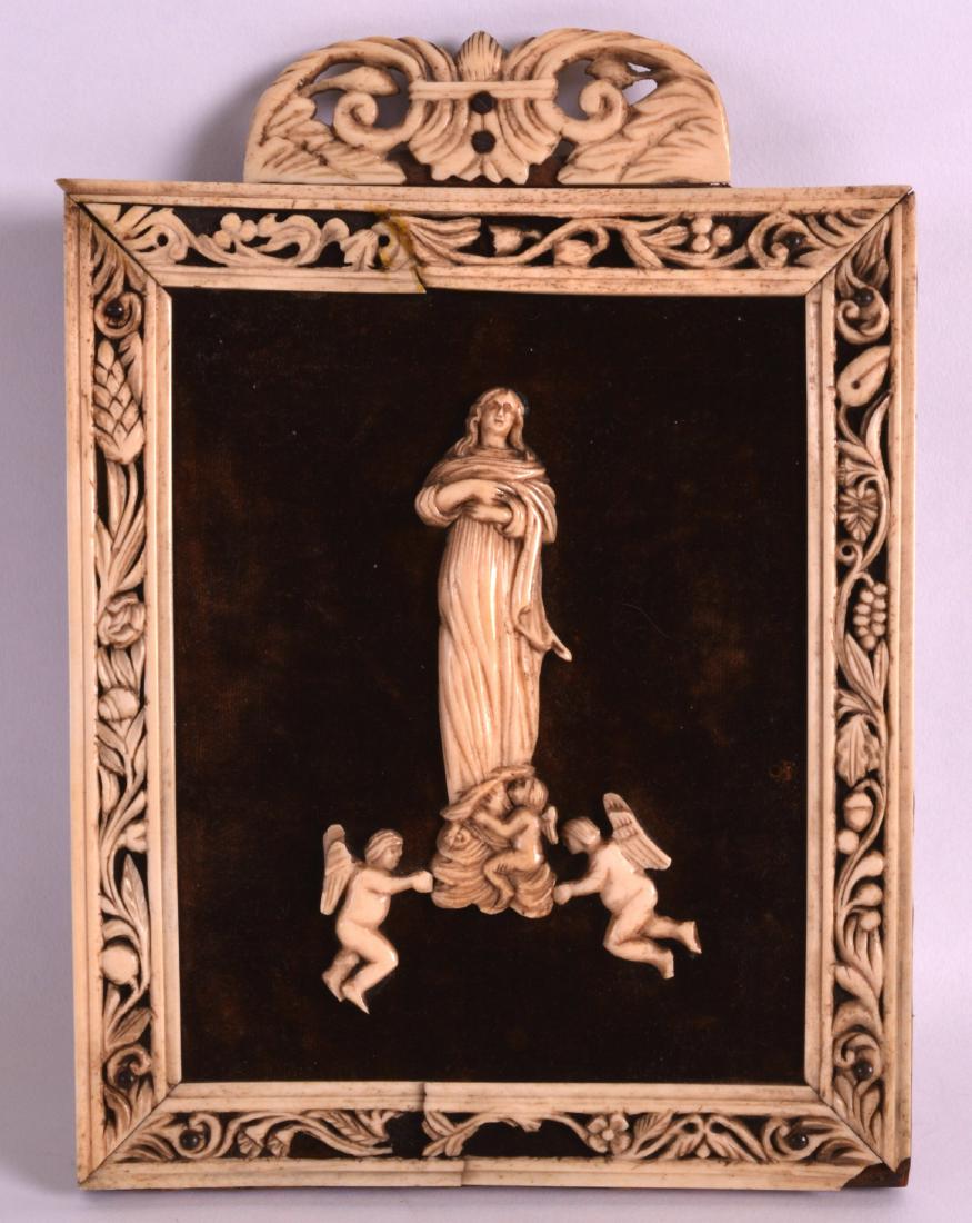 AN 18TH CENTURY CONTINENTAL CARVED BONE RELIQUARY set: AN 18TH CENTURY CONTINENTAL CARVED BONE RELIQUARY set with a central saint and two cherubs. 6Ins x 8.75ins.