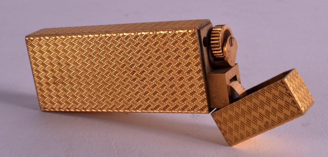 A GOOD VINTAGE CARTIER ENGINE TURNED LIGHTER. 2.75ins (1 of 1)