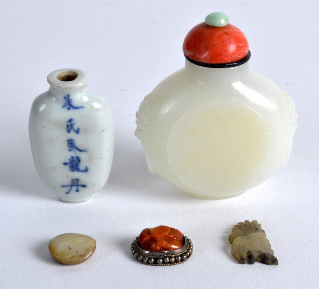 AN EARLY 20TH CENTURY CHINESE CARVED WHITE JADE SNUFF (1 of 2)