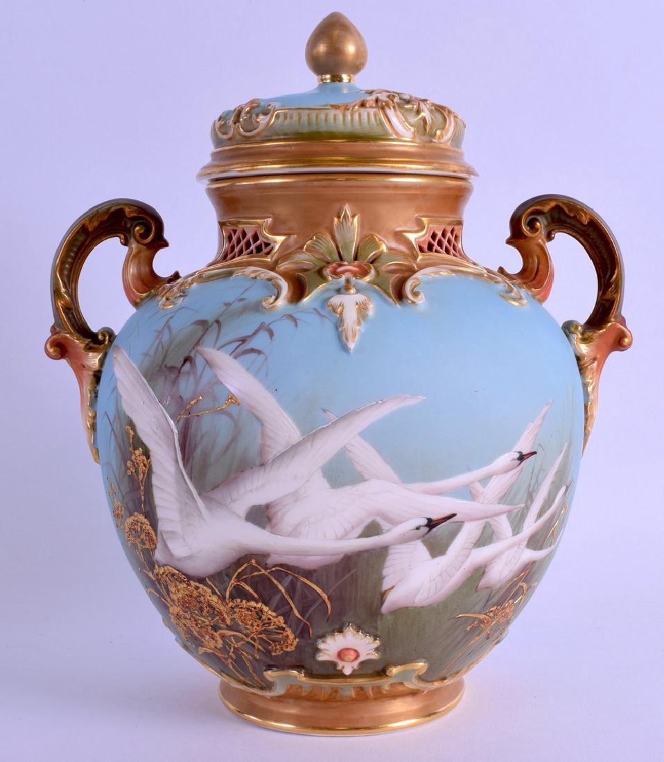 A FINE ROYAL WORCESTER TWIN HANDLED VASE AND COVER (1 of 3)