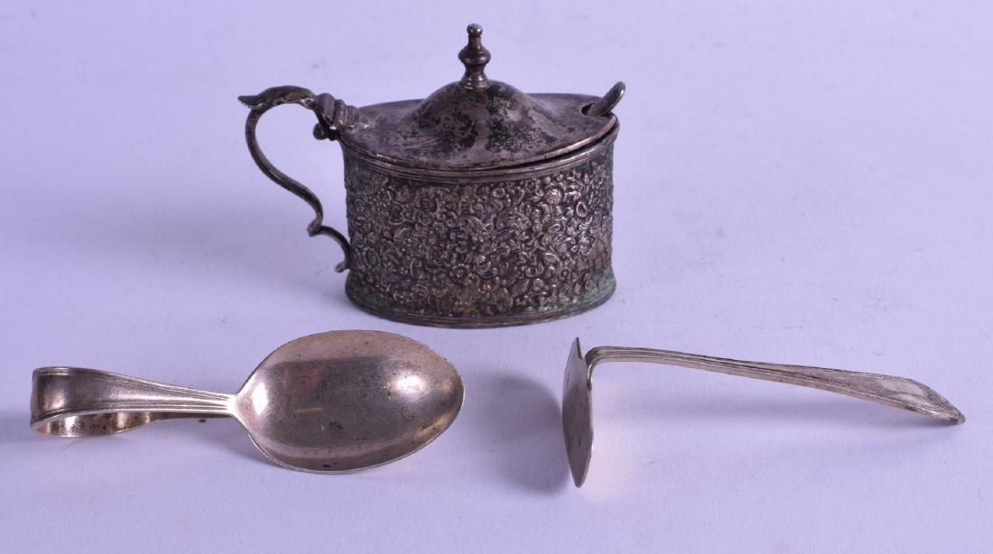 A VICTORIAN ENGRAVED SILVER MUSTARD POT AND COVER (1 of 1)
