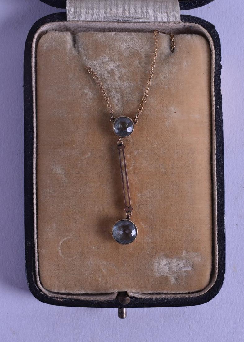 AN EDWARDIAN GOLD AND AQUAMARINE NECKLACE.: AN EDWARDIAN GOLD AND AQUAMARINE NECKLACE.
