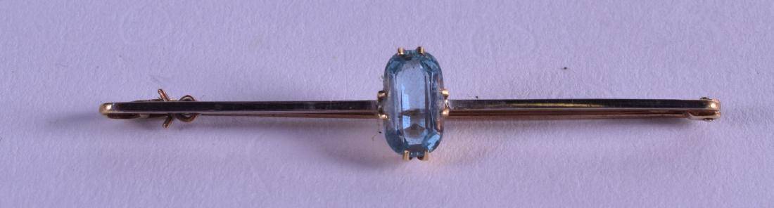 AN EDWARDIAN GOLD AND AQUAMARINE BAR BROOCH.: AN EDWARDIAN GOLD AND AQUAMARINE BAR BROOCH.