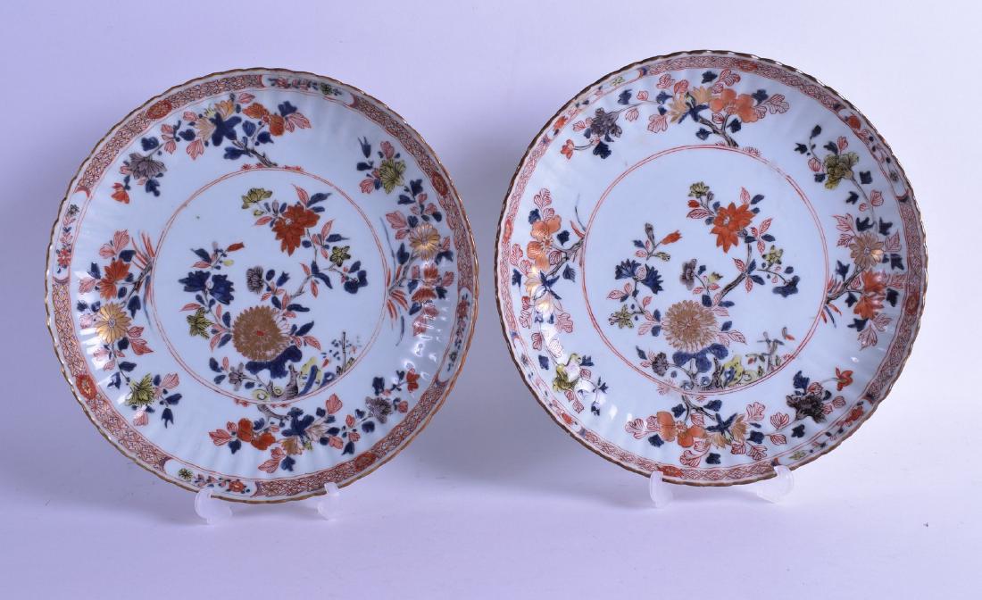A LARGE PAIR OF 17TH CENTURY CHINESE IMARI PORCELAIN: A LARGE PAIR OF 17TH CENTURY CHINESE IMARI PORCELAIN SCALLOPED DISHES Kangxi, painted with floral sprays. 25 cm diameter.