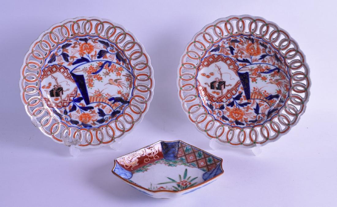 A PAIR OF 19TH CENTURY JAPANESE MEIJI PERIOD OPENWORK: A PAIR OF 19TH CENTURY JAPANESE MEIJI PERIOD OPENWORK DISHES together with a smaller Edo period imari dish. 22 cm & 16 cm wide. (3)