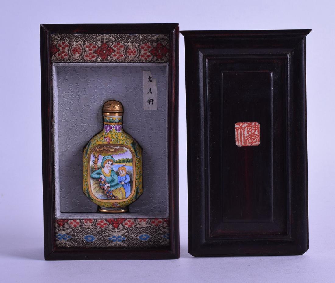 A BOXED CHINESE CANTON ENAMEL SNUFF BOTTLE AND STOPPER (1 of 4)