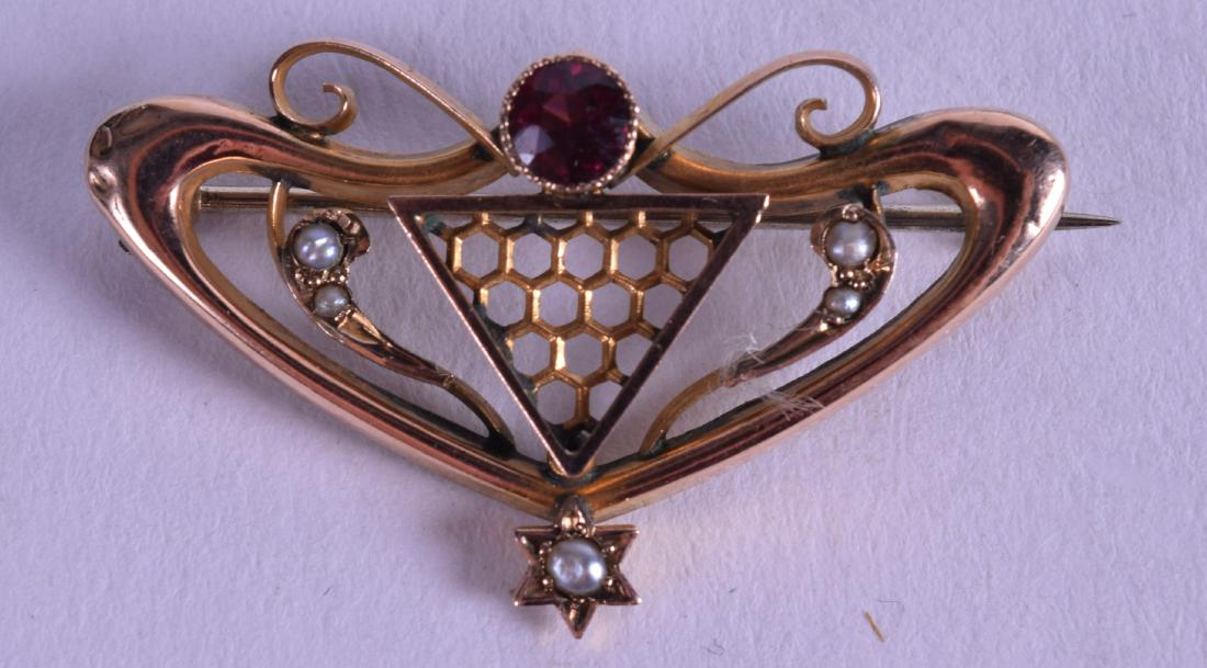 AN EDWARDIAN 9CT GOLD PEARL AND GARNET BROOCH.: AN EDWARDIAN 9CT GOLD PEARL AND GARNET BROOCH.