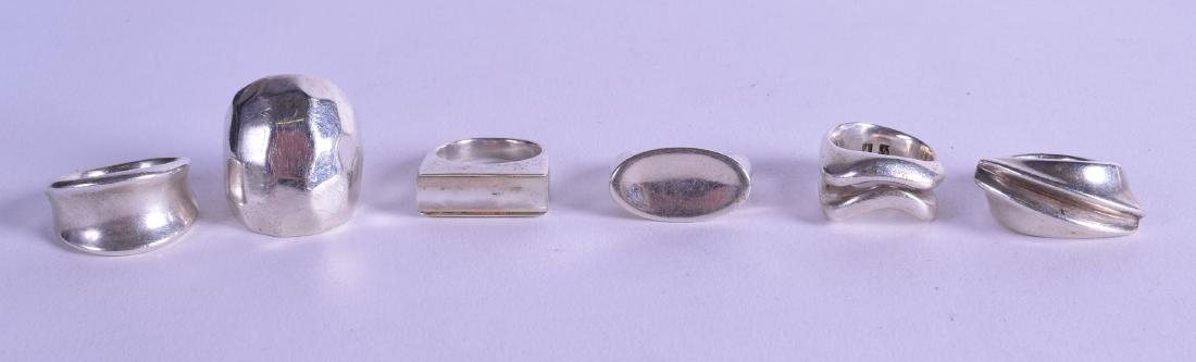 A GROUP OF SIX MID CENTURY RINGS including Robert Lee: A GROUP OF SIX MID CENTURY RINGS including Robert Lee Morris. (6)