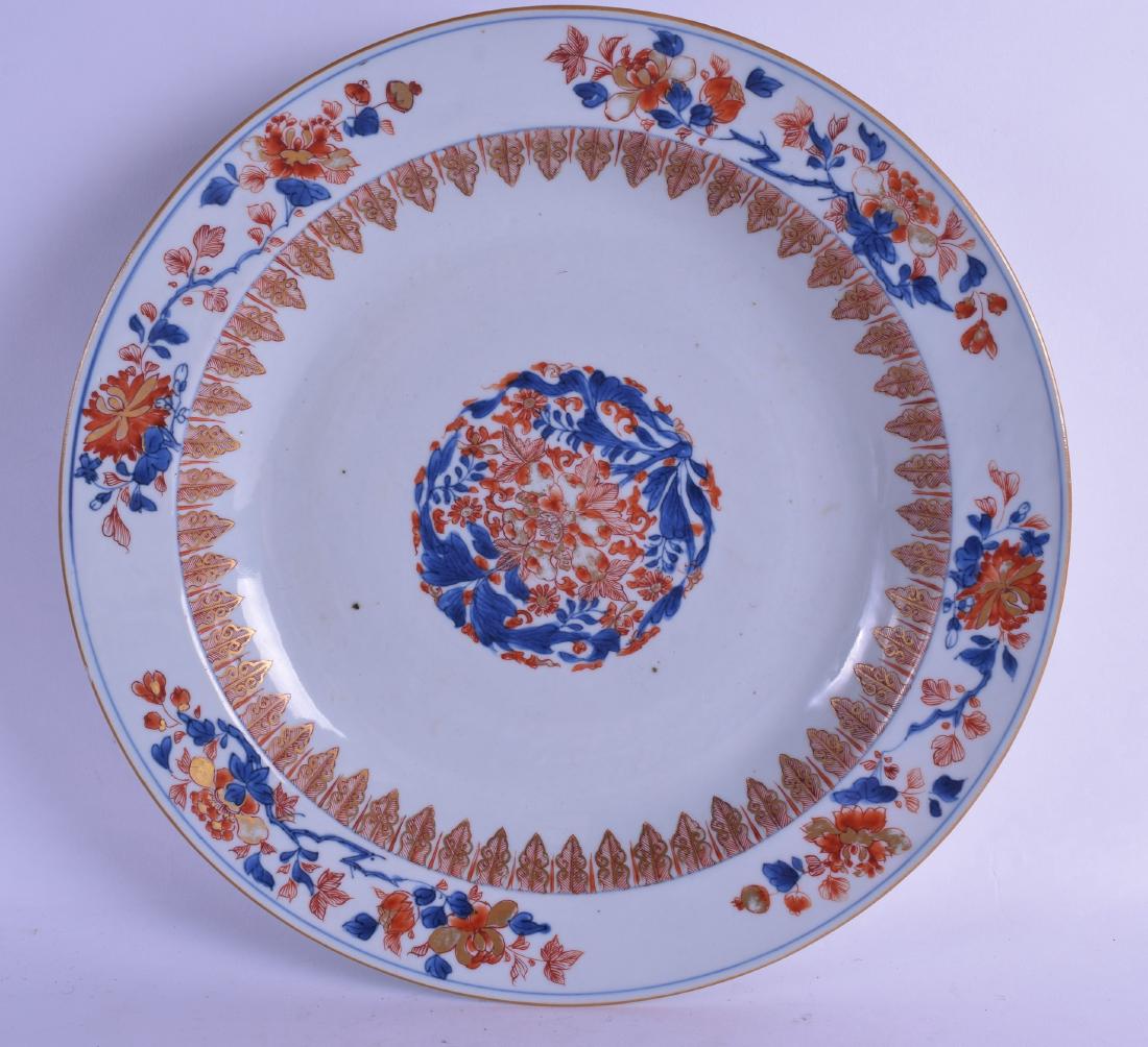 A GOOD LARGE 17TH CENTURY CHINESE IMARI PORCELAIN DISH (1 of 2)