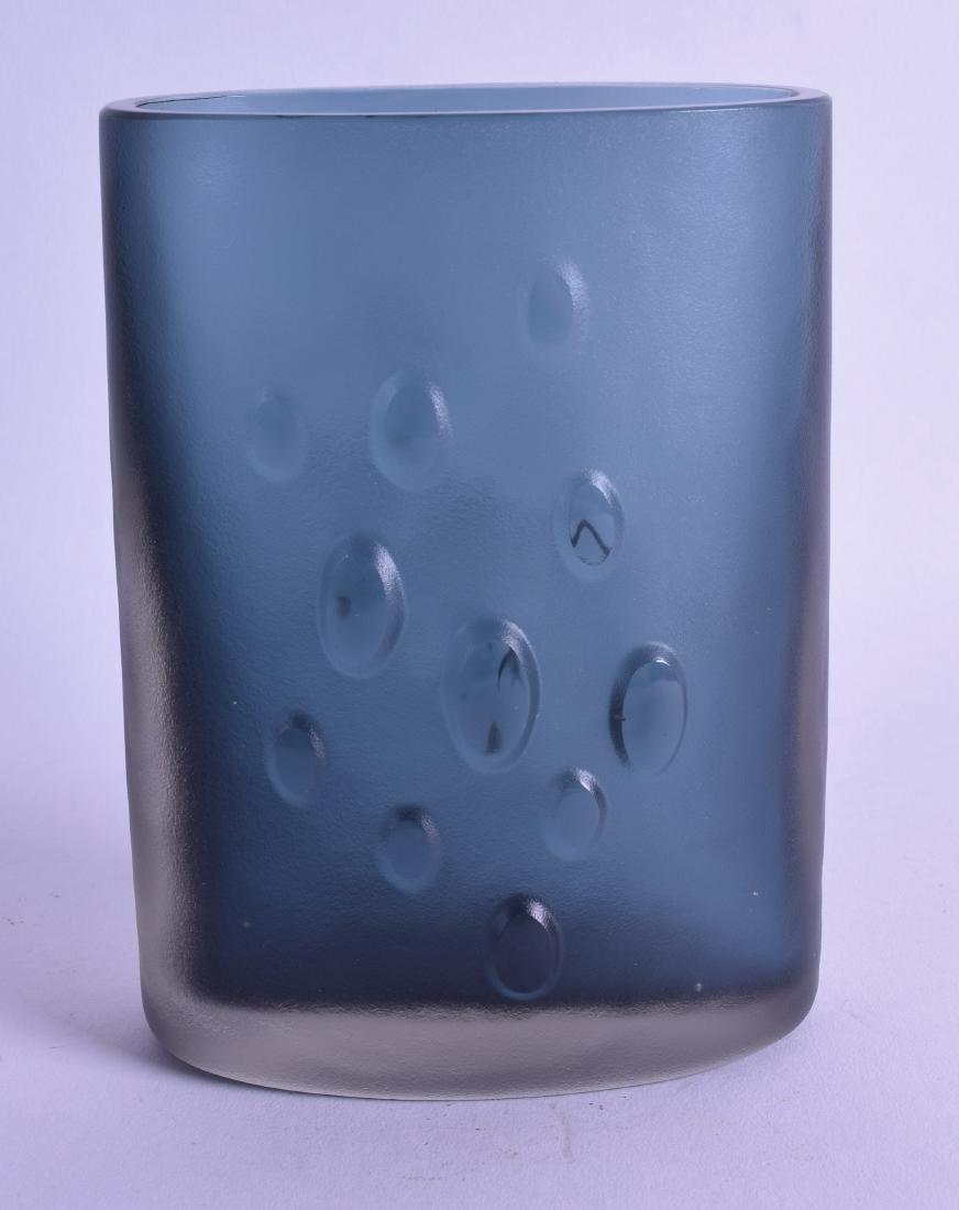 A SCANDANAVIAN SMOKEY GLASS VASE possibly Finnish. 15.5: A SCANDANAVIAN SMOKEY GLASS VASE possibly Finnish. 15.5 cm high.