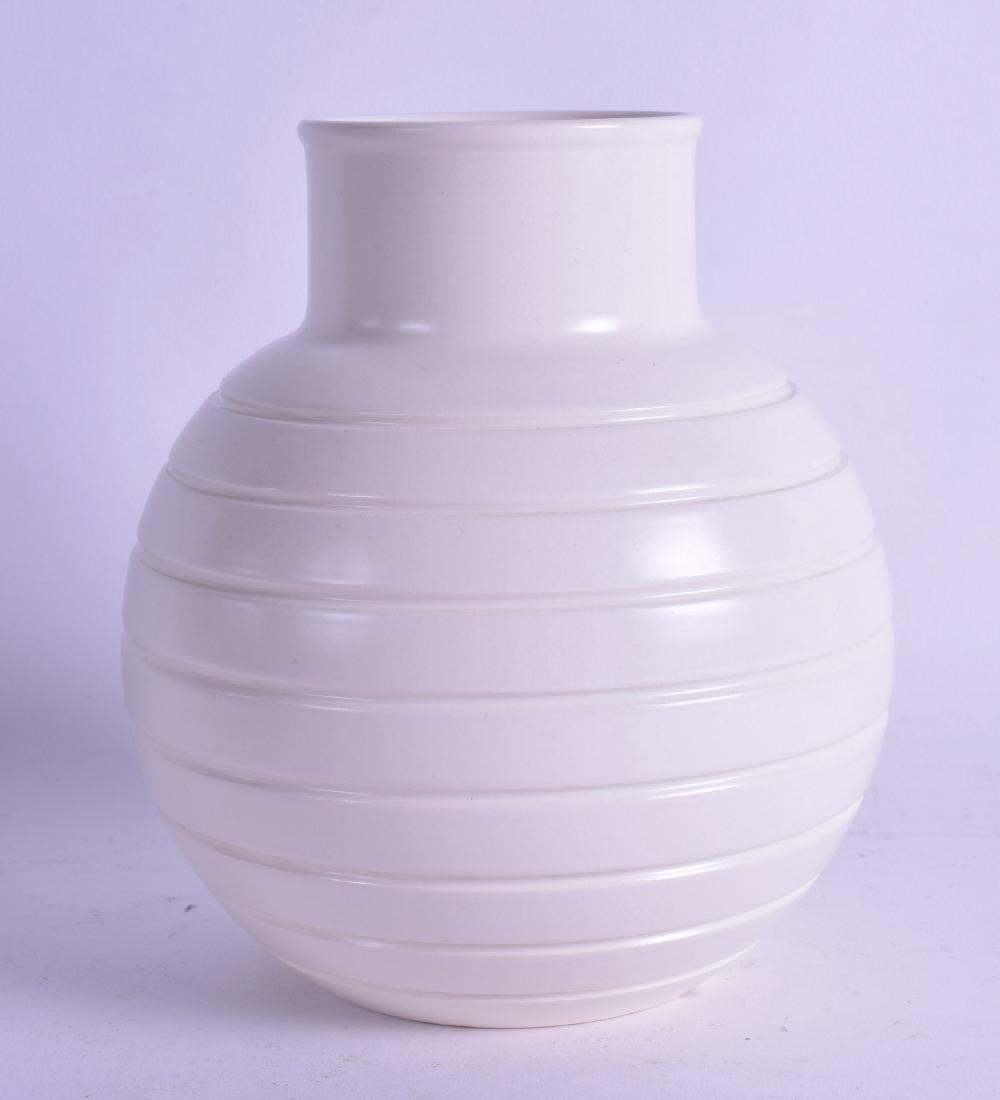 A STYLISH KEITH MURRAY WEDGWOOD BULBOUS VASE with: A STYLISH KEITH MURRAY WEDGWOOD BULBOUS VASE with ribbed body. 17.5 cm high.