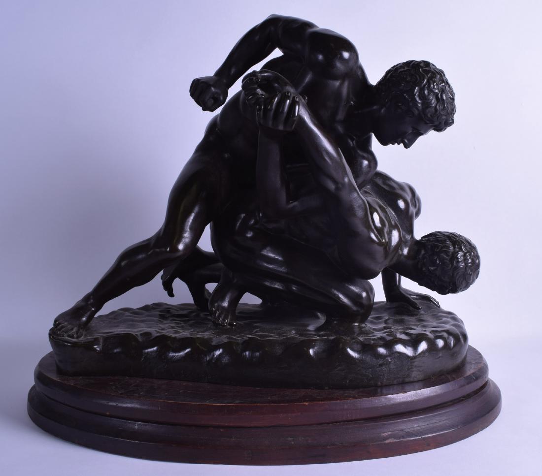A FINE LARGE 19TH CENTURY EUROPEAN BRONZE FIGURE OF TWO: A FINE LARGE 19TH CENTURY EUROPEAN BRONZE FIGURE OF TWO WRESTLERS After the Antique, modelled upon a naturalistic base, upon an oval wooden base. Bronze 45 cm x 38 cm.