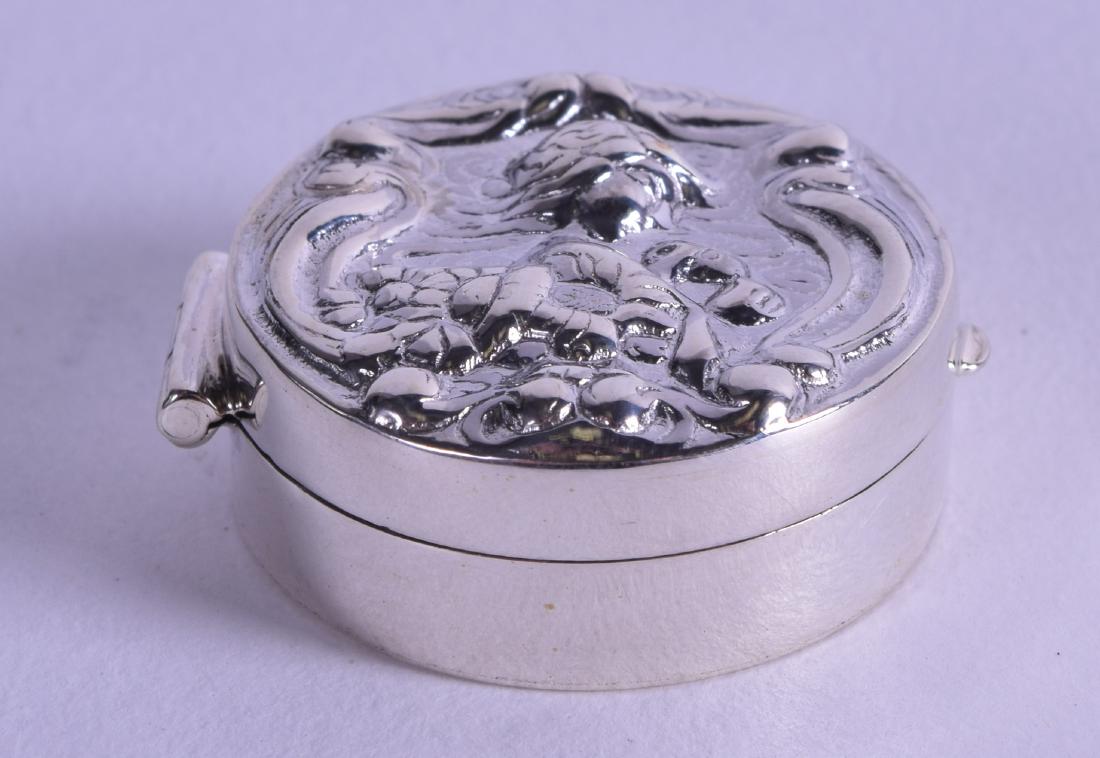 A SMALL STERLING SILVER PILL BOX. 2.5 cm diameter. (1 of 1)