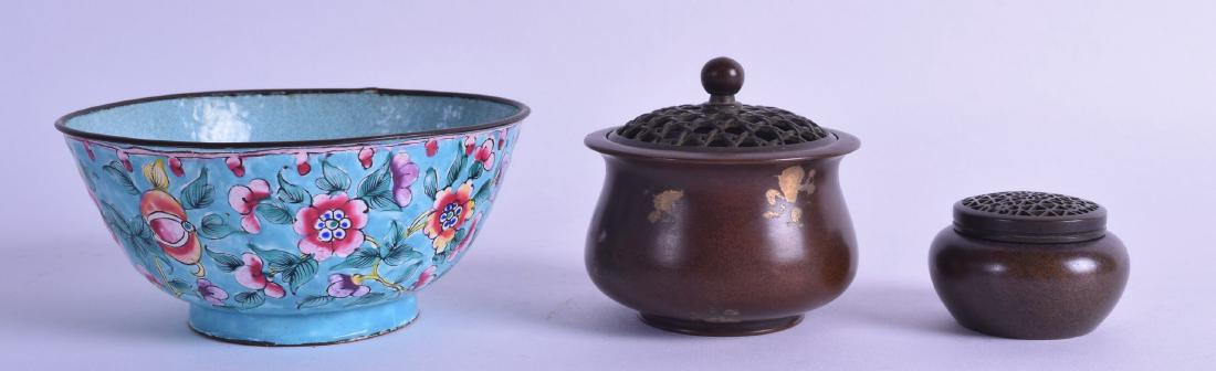 AN EARLY 20TH CENTURY CHINESE CANTON ENAMEL BOWL (1 of 2)