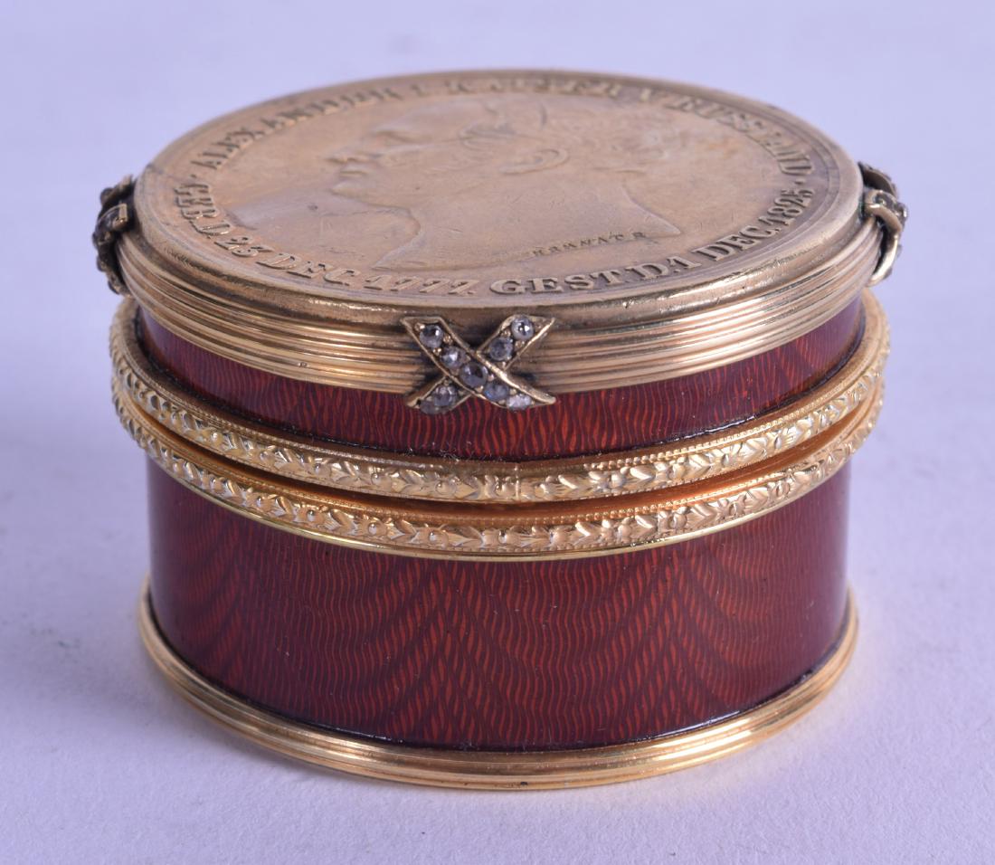 A FINE RUSSIAN SILVER GILT AND ENAMEL CIRCULAR BOX: A FINE RUSSIAN SILVER GILT AND ENAMEL CIRCULAR BOX inset with a coin depicting Alexander I. 4.75 oz. 4.75 cm diameter.