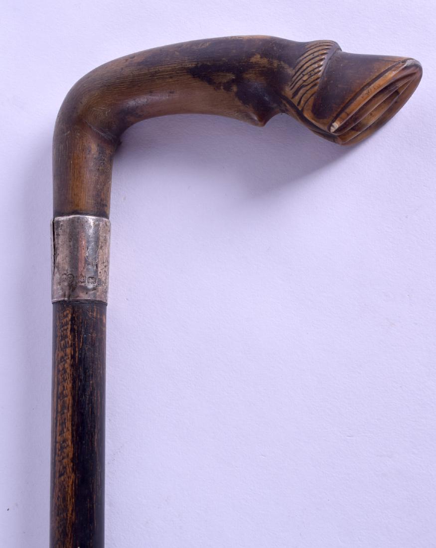 A LATE VICTORIAN/EDWARDIAN CARVED HORN HANDLED WALKING: A LATE VICTORIAN/EDWARDIAN CARVED HORN HANDLED WALKING CANE with silver mounts, in the form of a horses hoof. 94 cm long.