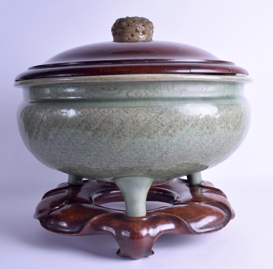 A HUGE 16TH/17TH CENTURY CHINESE CELADON LONGQUAN (1 of 4)