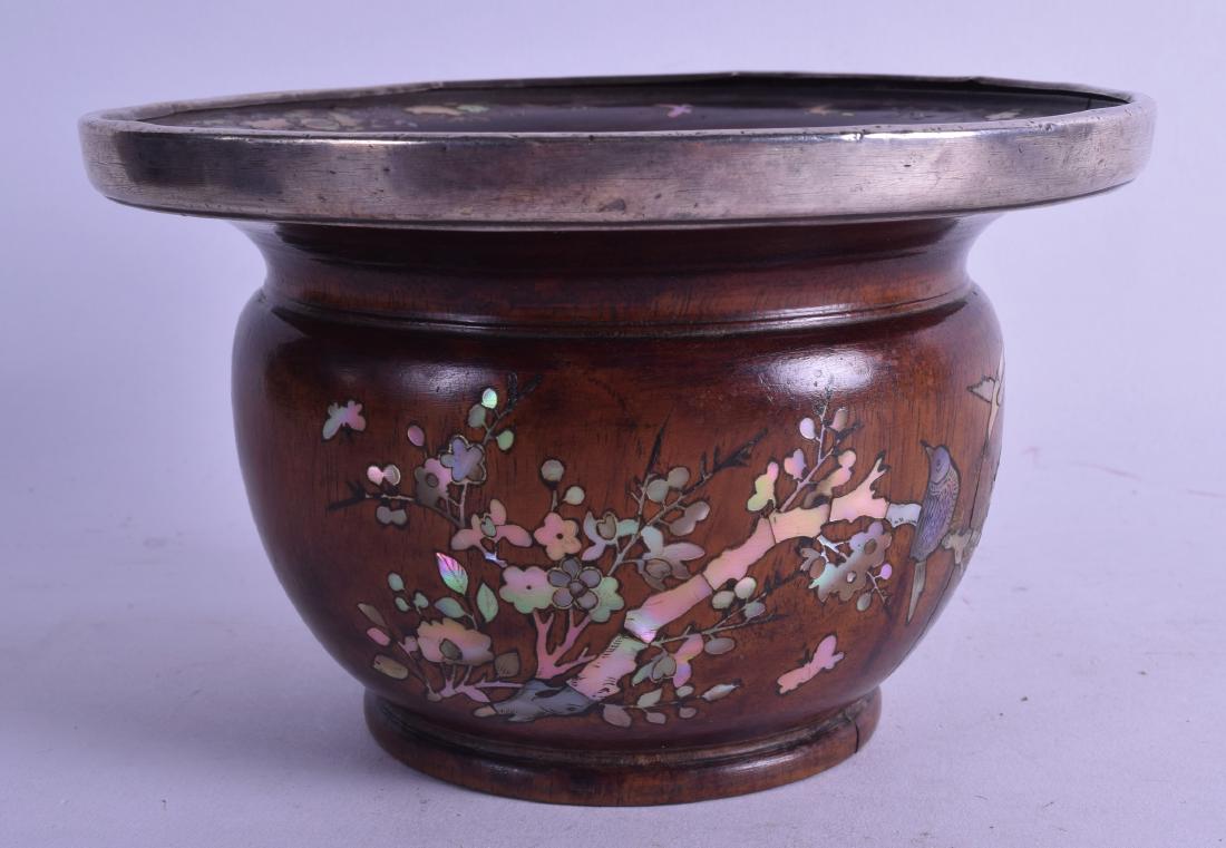 A RARE 19TH CENTURY CHINESE HONGMU SPITTOON with silver: A RARE 19TH CENTURY CHINESE HONGMU SPITTOON with silver mounts, decorated in mother of pearl with foliage and calligraphy. 18 cm diameter.