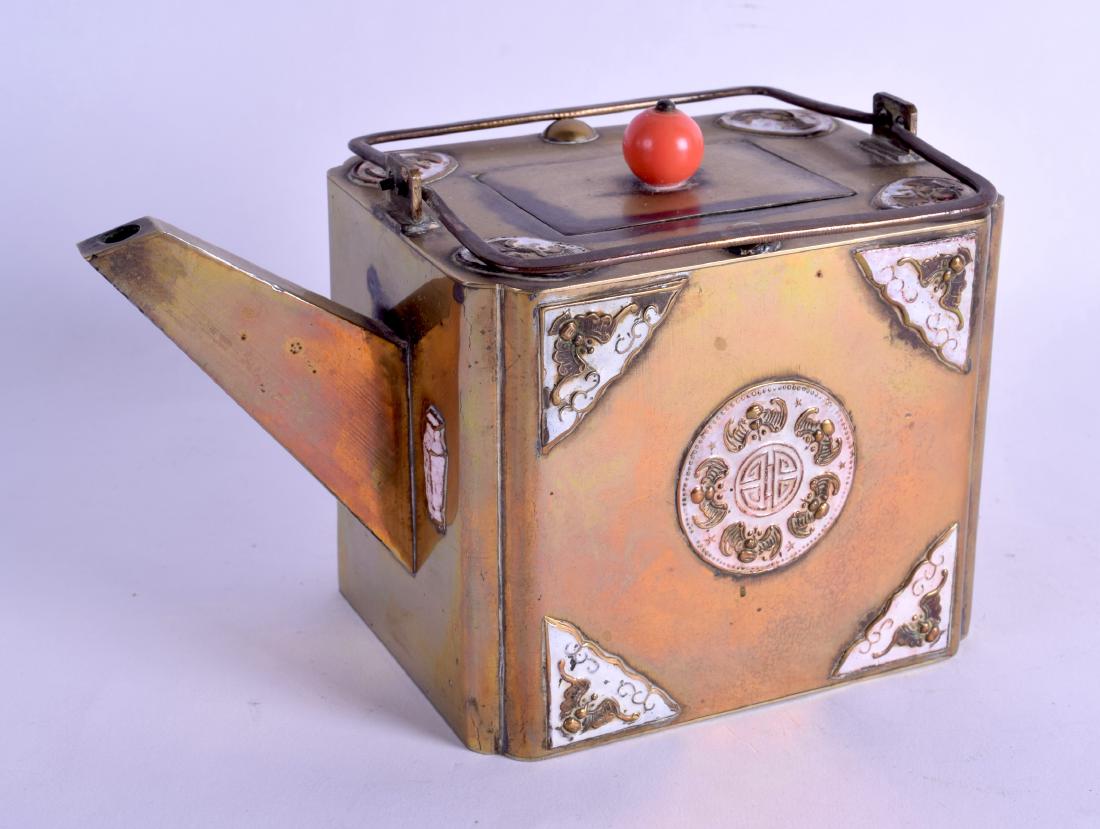 AN UNUSUAL EARLY 20TH CENTURY CHINESE BRASS OVERLAID (1 of 2)