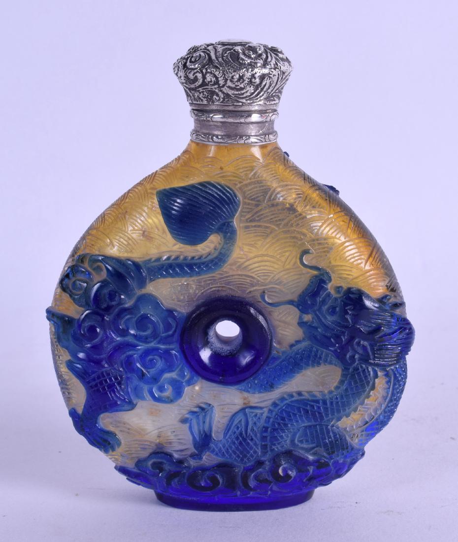 AN UNUSUAL CHINESE CARVED PEKING GLASS SCENT BOTTLE (1 of 2)