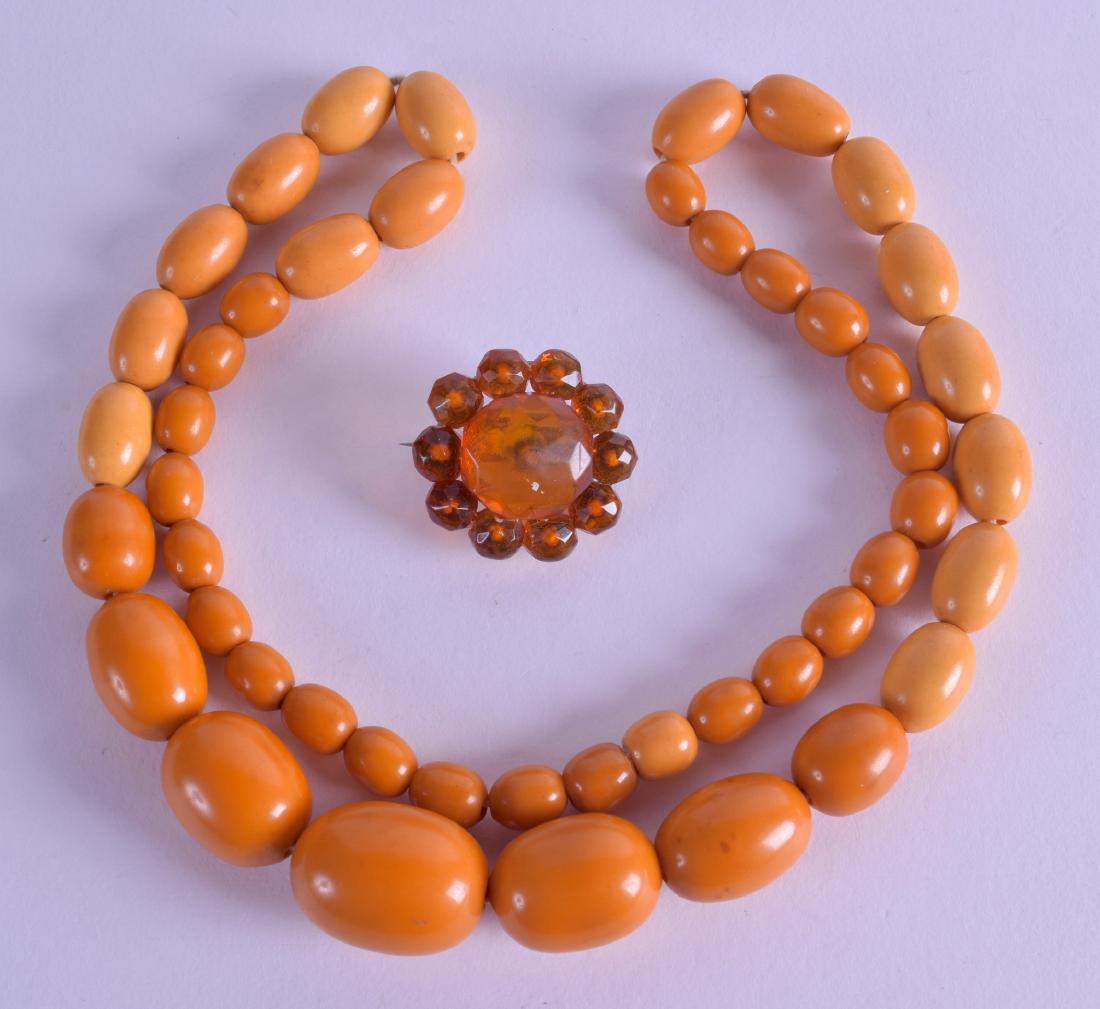 AN EARLY 20TH CENTURY AMBER TYPE NECKLACE together with (1 of 1)