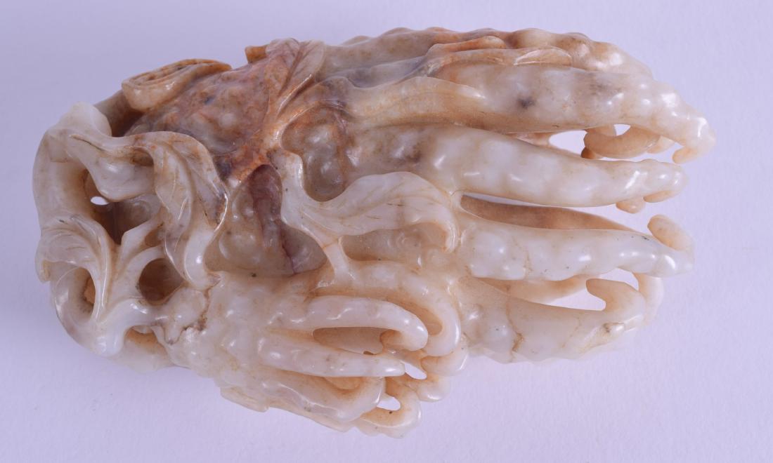 A GOOD CHINESE QING DYNASTY CARVED MUTTON JADE FINGER (1 of 9)