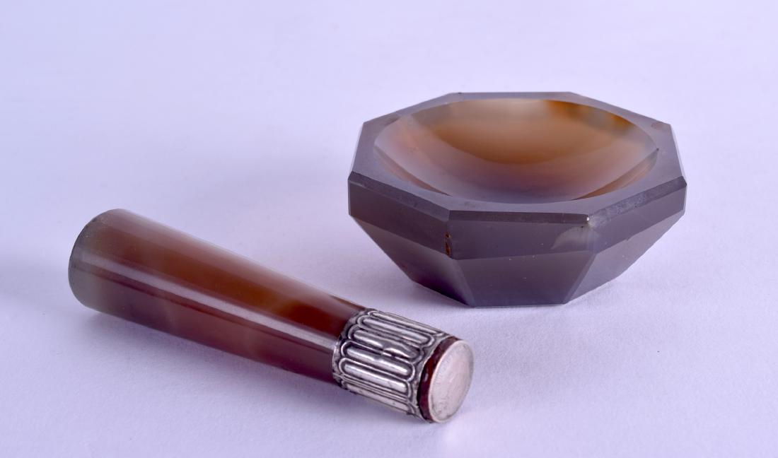 A FINE EARLY 19TH CENTURY FRENCH CARVED AGATE MINIATURE (1 of 2)