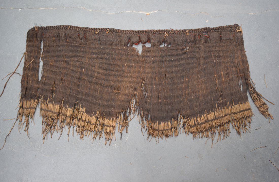 AN UNUSUAL 19TH CENTURY NEW ZEALAND MAORI TRIBAL GRASS: AN UNUSUAL 19TH CENTURY NEW ZEALAND MAORI TRIBAL GRASS SKIRT. 116 cm x 55 cm.