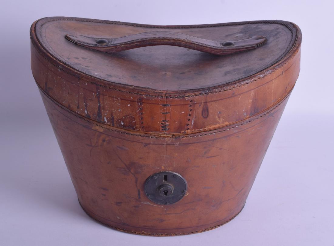 A VICTORIAN GENTLEMANS CASED TOP HAT. Internal (1 of 10)