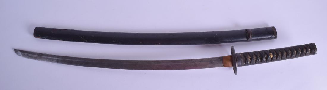 A GOOD 17TH/18TH CENTURY JAPANESE SAMURAI SWORD with (1 of 5)