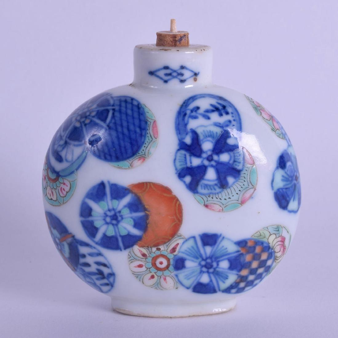 A 19TH CENTURY CHINESE BLUE AND WHITE ENAMELLED SNUFF (1 of 3)