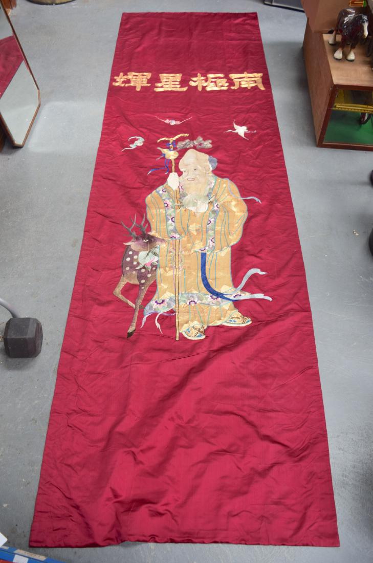 A LARGE LATE 19TH CENTURY CHINESE RED SILK WORK BANNER (1 of 6)