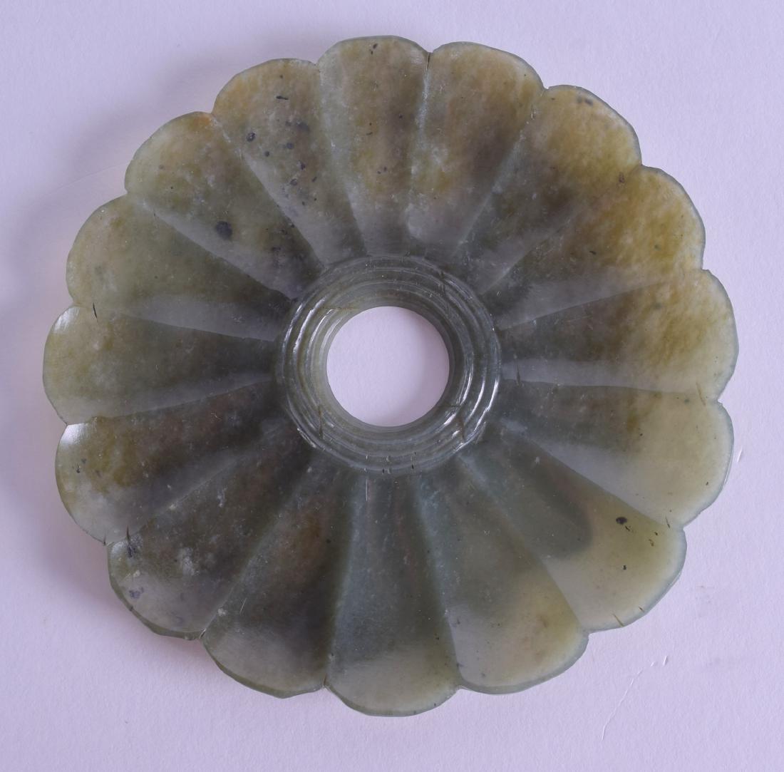 A 19TH CENTURY CHINESE MUGHAL STYLE CARVED JADE TEABOWL: A 19TH CENTURY CHINESE MUGHAL STYLE CARVED JADE TEABOWL STAND Qing, in the form of a chrysanthemum. 11 cm wide.