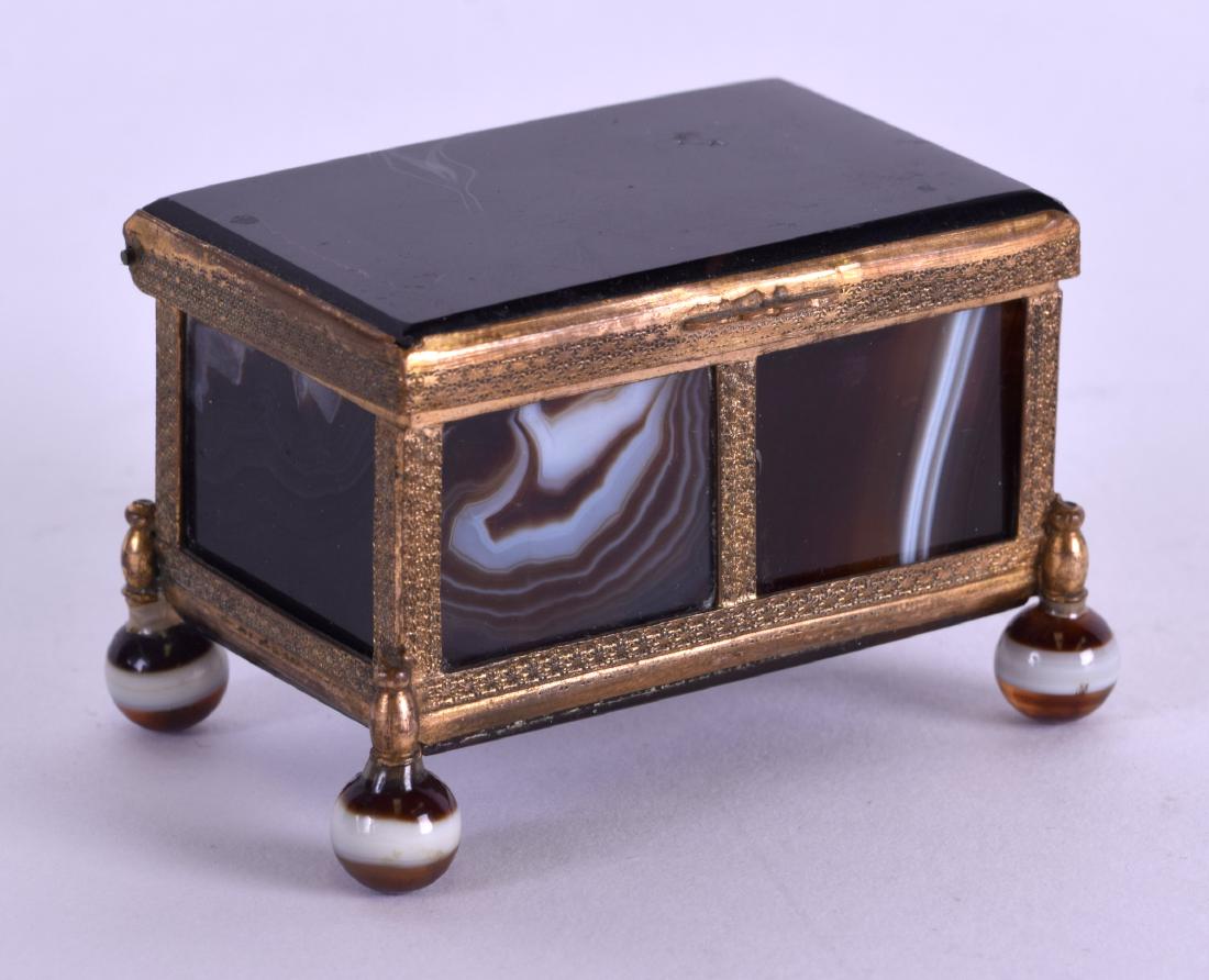 A MID 19TH CENTURY FRENCH GILT METAL AND ONYX PILL BOX.: A MID 19TH CENTURY FRENCH GILT METAL AND ONYX PILL BOX. 6 cm x 3.5 cm.
