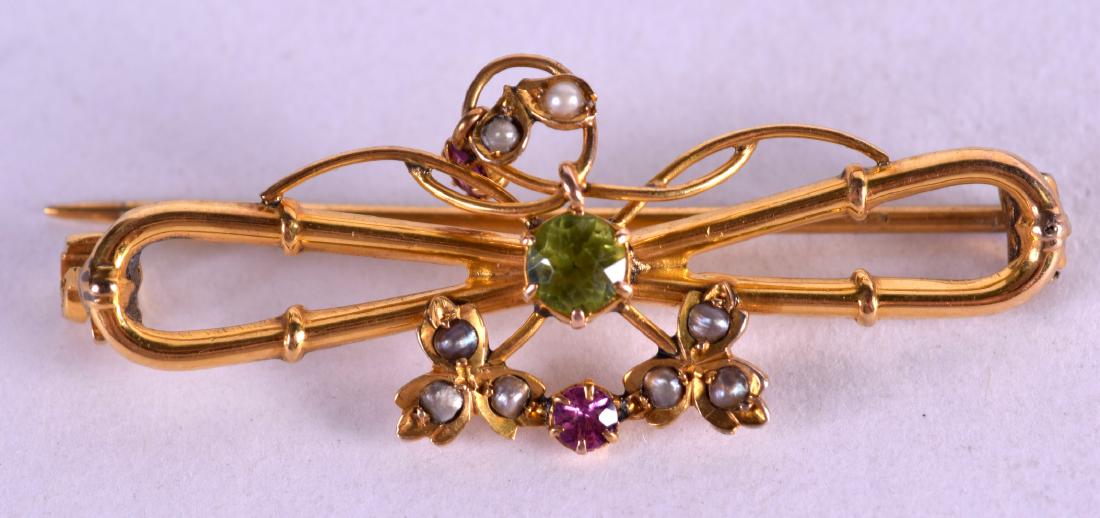 AN EDWARDIAN 9 CT GOLD PEARL BROOCH.: AN EDWARDIAN 9 CT GOLD PEARL BROOCH.