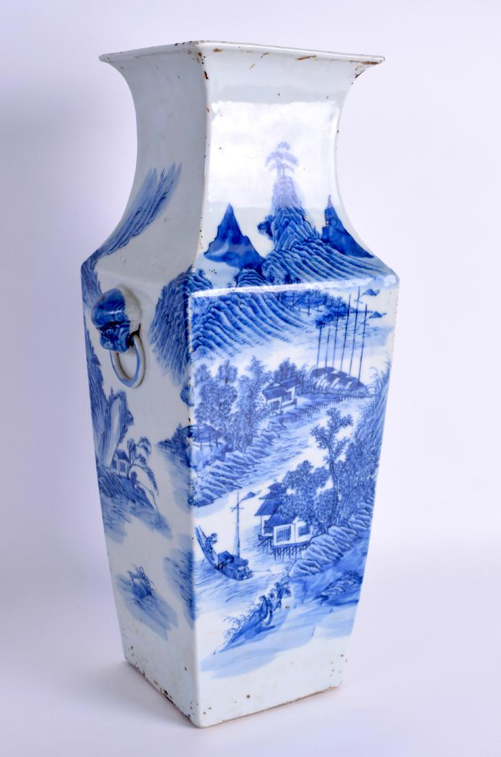 A LARGE EARLY 19TH CENTURY CHINESE BLUE AND WHITE (1 of 3)
