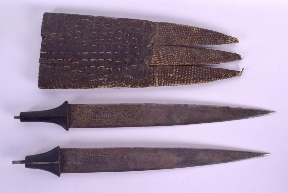 AN UNUSUAL 19TH CENTURY MIDDLE EASTERN DOUBLE KNIFE the (1 of 3)