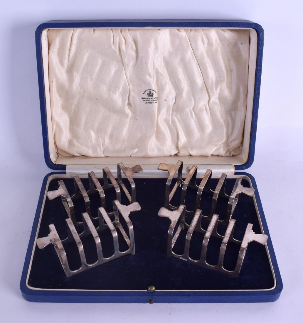 A CASED SET OF FOUR ART DECO SILVER TOAST RACKS. (1 of 2)