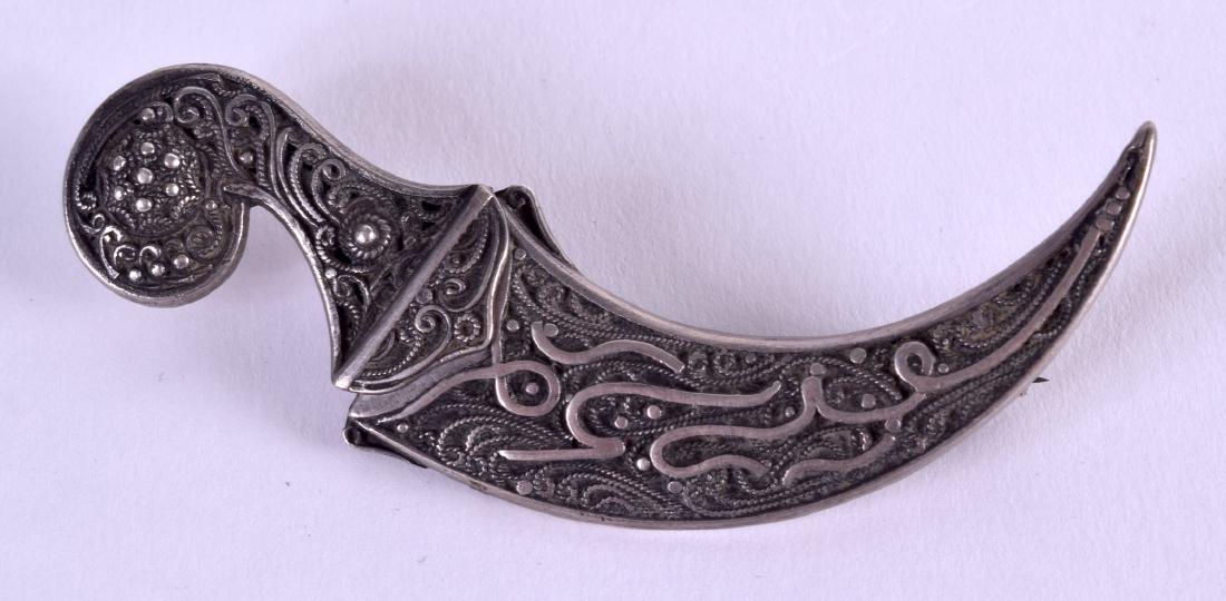 A 19TH CENTURY MIDDLE EASTERN ISLAMIC SILVER KNIFE (1 of 2)