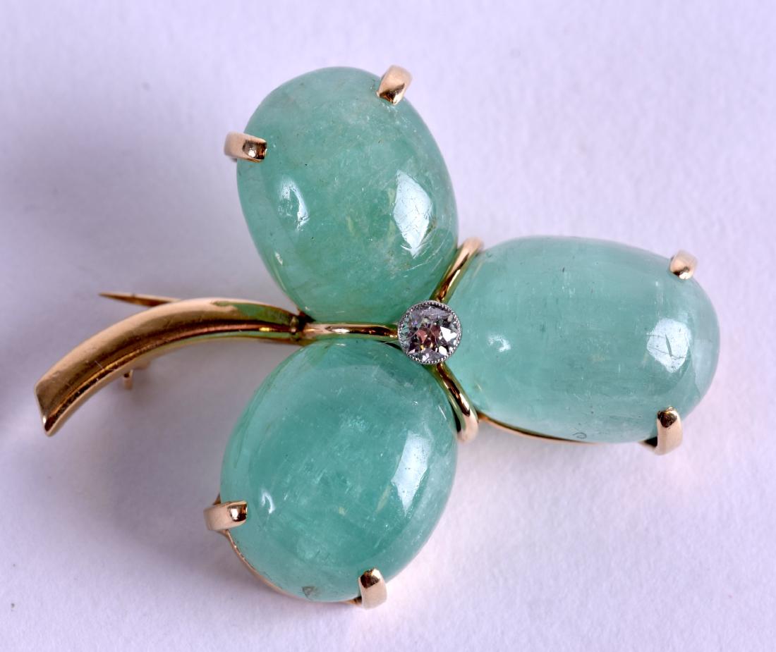 A LOVELY 14CT GOLD DIAMOND AND JADEITE CLOVER BROOCH. (1 of 3)