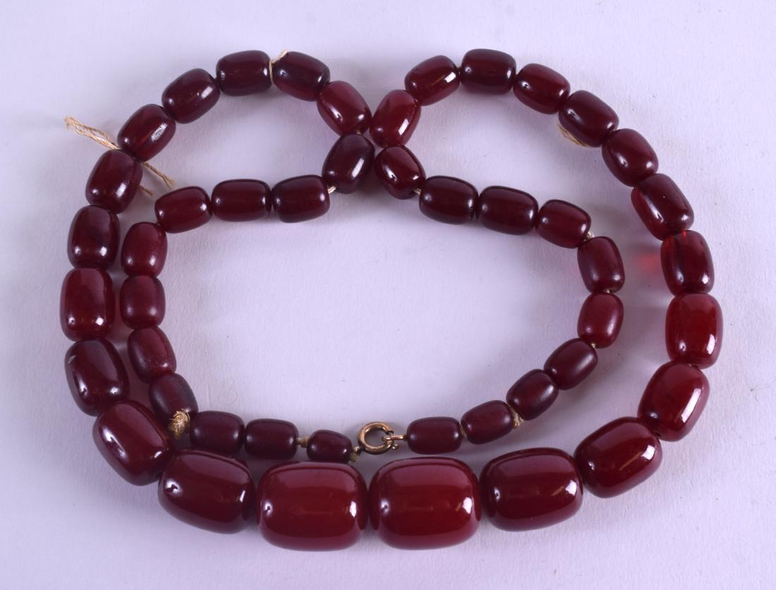 AN ART DECO CHERRY AMBER NECKLACE. 99 grams. 74 cm (1 of 2)