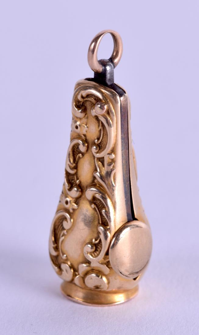 AN ANTIQUE GOLD CIGAR CUTTER. 8.7 grams.: AN ANTIQUE GOLD CIGAR CUTTER. 8.7 grams.