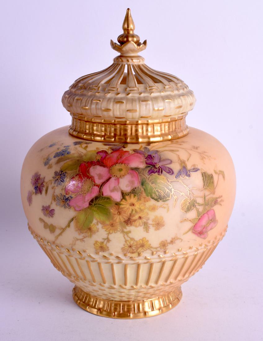 A 19TH CENTURY ROYAL WORCESTER BLUSH IVORY POT POURRI: A 19TH CENTURY ROYAL WORCESTER BLUSH IVORY POT POURRI AND COVER painted with floral sprays. 21 cm x 12 cm.