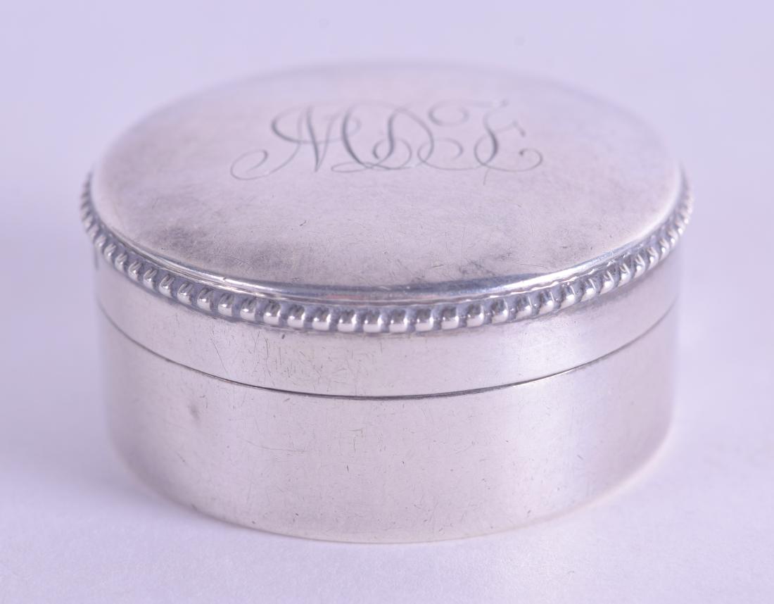 A SMALL ANTIQUE SILVER PATCH BOX. 3.5 cm diameter.: A SMALL ANTIQUE SILVER PATCH BOX. 3.5 cm diameter.