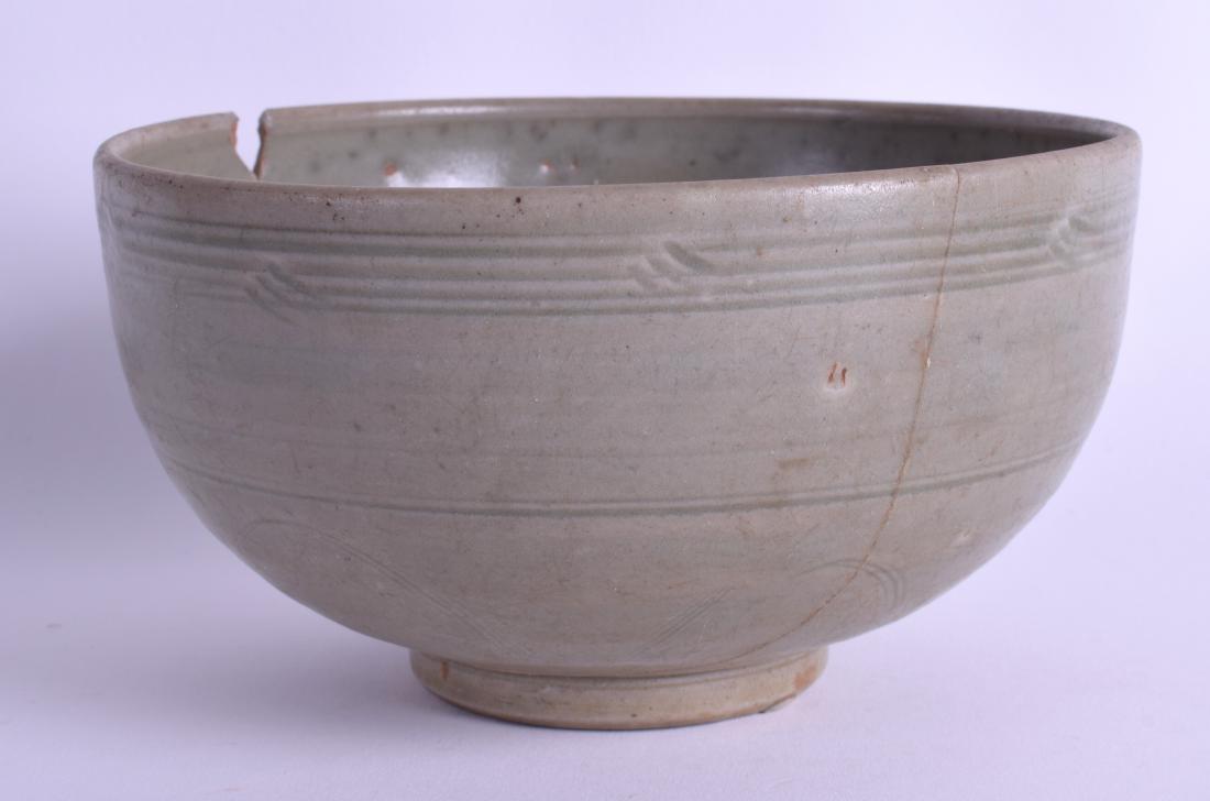 A CHINESE MING DYNASTY LONGQUAN CELADON BOWL incised: A CHINESE MING DYNASTY LONGQUAN CELADON BOWL incised with motifs and trailing vines. 16 cm diameter.