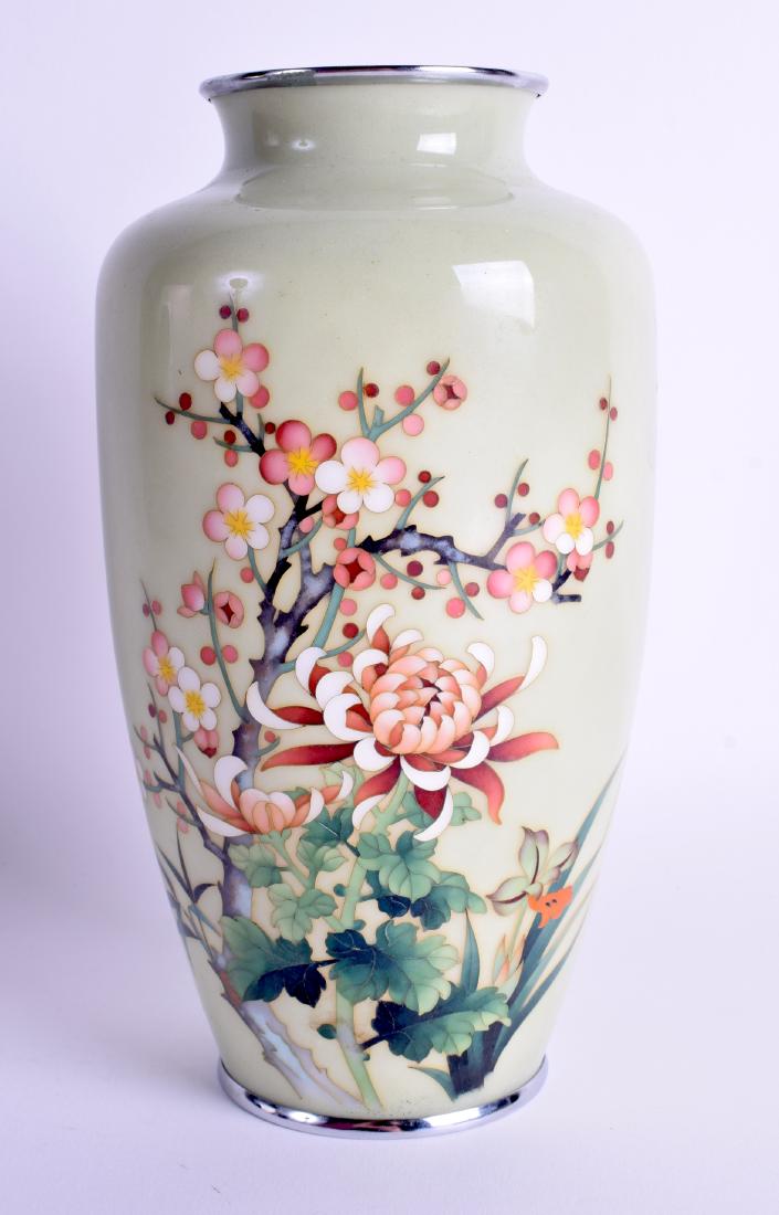 AN EARLY 20TH CENTURY JAPANESE MEIJI PERIOD ANDO: AN EARLY 20TH CENTURY JAPANESE MEIJI PERIOD ANDO CLOISONNE ENAMEL VASE decorated with flowers upon a green ground. 22 cm high.