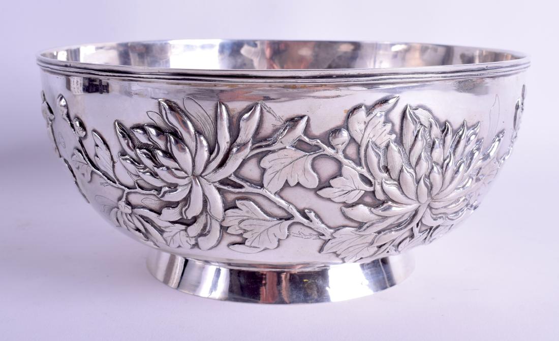 A LARGE 19TH CENTURY CHINESE EXPORT SILVER BOWL By Wang: A LARGE 19TH CENTURY CHINESE EXPORT SILVER BOWL By Wang Hing, decorated with chrysanthemum. 717 grams. 21 cm x 9 cm.
