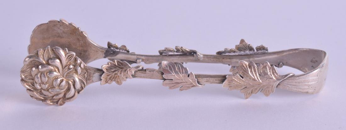 A PAIR OF 19TH CENTURY JAPANESE MEIJI PERIOD SILVER: A PAIR OF 19TH CENTURY JAPANESE MEIJI PERIOD SILVER SUGAR NIPS decorated with floral roundels. 30 grams. 11 cm long.
