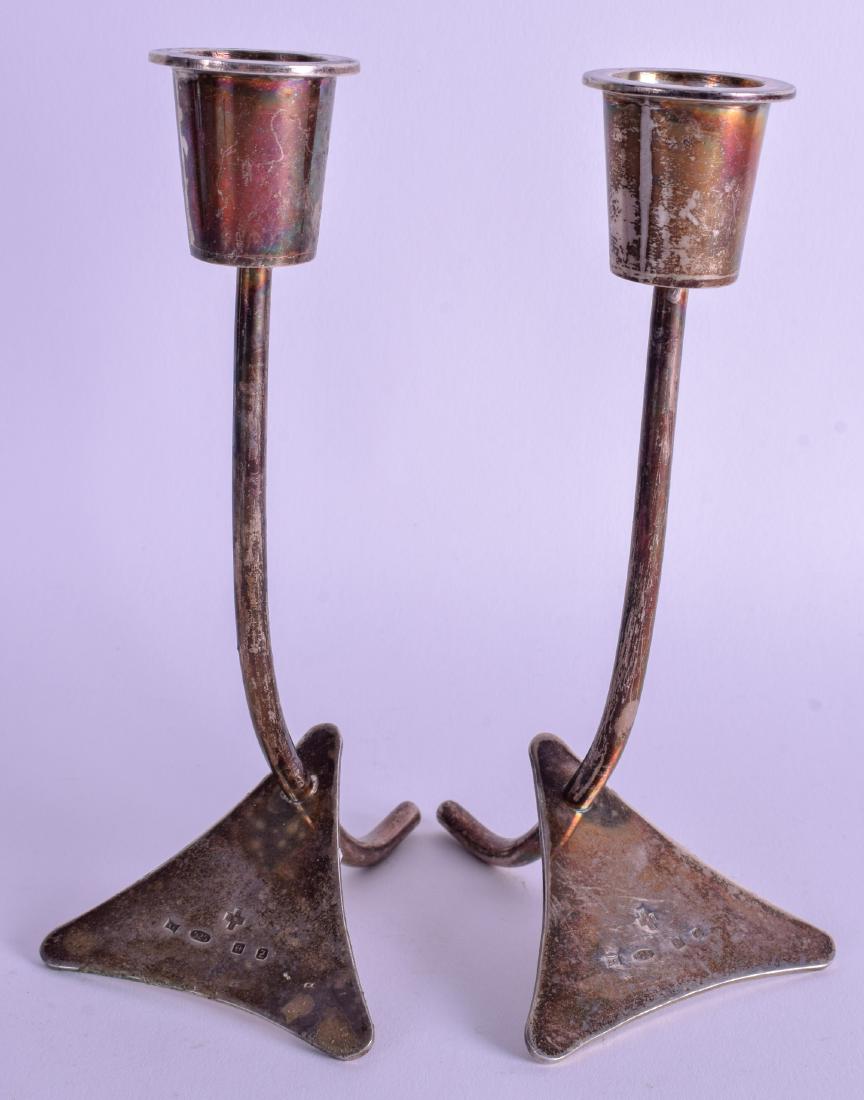 A PAIR OF STYLISH ENGLISH SILVER CANDLESTICKS. 10.2 oz. (1 of 3)