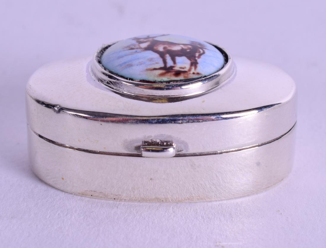 A SILVER STAG PILL BOX. 2.75 cm wide.: A SILVER STAG PILL BOX. 2.75 cm wide.